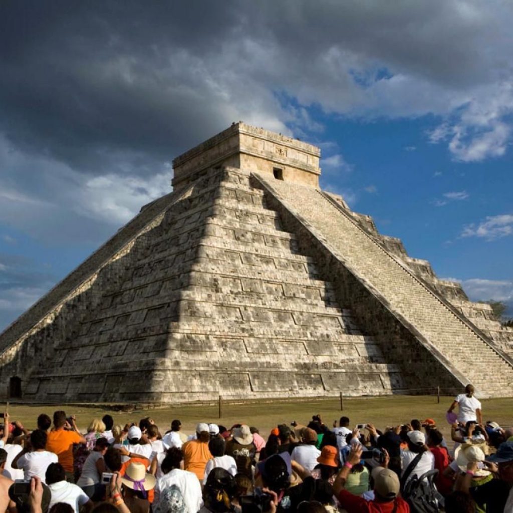 Pyramides Maya encerclée de touristes